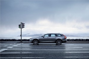 New Volvo V90 Cross Country Driving