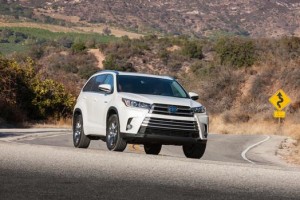 2017_toyota_highlander_hybrid_limited_platinum_003_4c0da395a61dca1dde7352c3d2a5166ed7600475_low